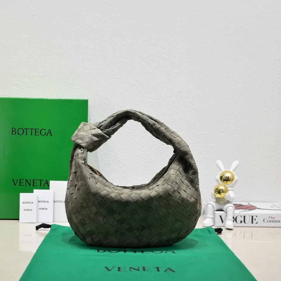 Batch 1460 JODIE Sheep Suede Medium size comes out of Huo~ It is much more practical than small size. The shape is still fashionable and good-looking. Made of classic Yangjin weaving. The iconic weaving has always been the most proud design of BV. The soft shape is super suitable for concave shape~ Not only the size has been changed, the quality details are also more refined. The version is more round and Q. The medium size has more styles. It is not only practical and can hold everything, but also can carry Jodie's fashionable concave shape. It’s really both practical and fashionable. It’s awesome! Size: 36x21x13, model: 6697# frosted leather